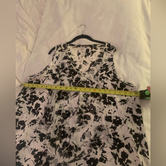Simply Vera Vera Wang Black and White Floral Sleeveless Blouse - Picture 5 of 11